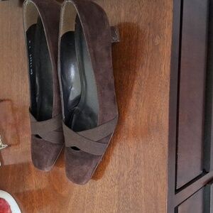 CUTE SWS BROWN SUEDE KITTEN HEELS